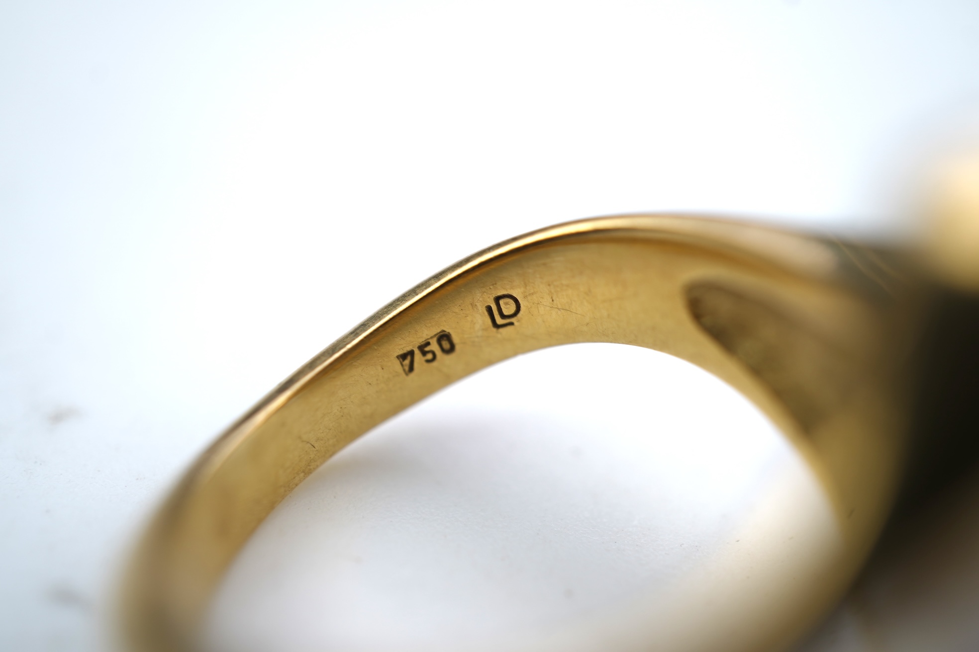 A gold and pearl ring